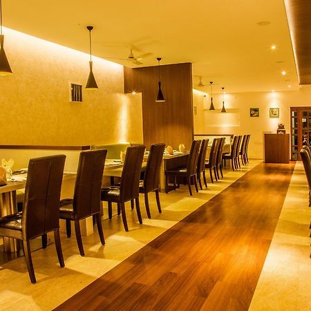 Gayathri Hotels ティルプル エクステリア 写真