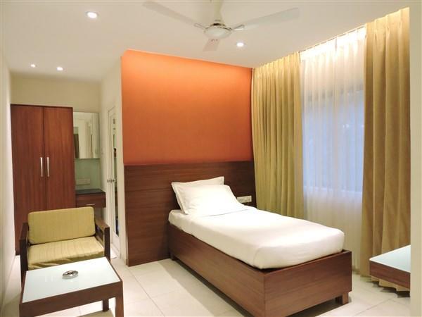 Gayathri Hotels ティルプル エクステリア 写真