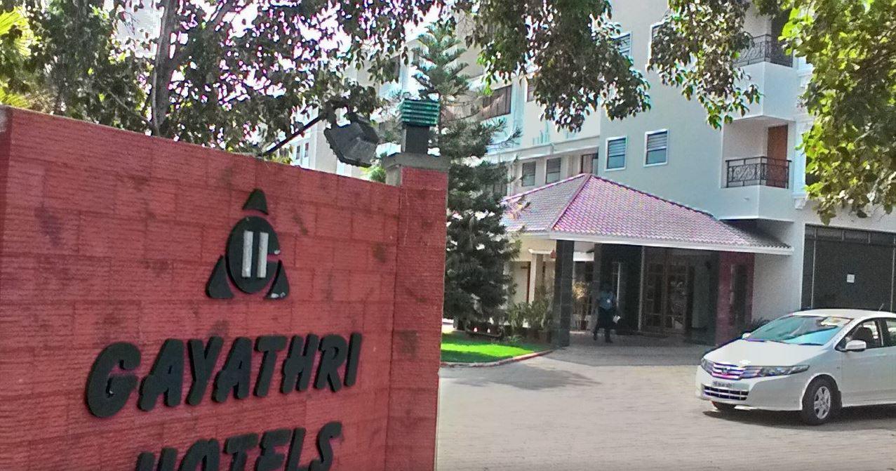 Gayathri Hotels ティルプル エクステリア 写真