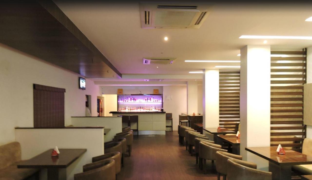 Gayathri Hotels ティルプル エクステリア 写真