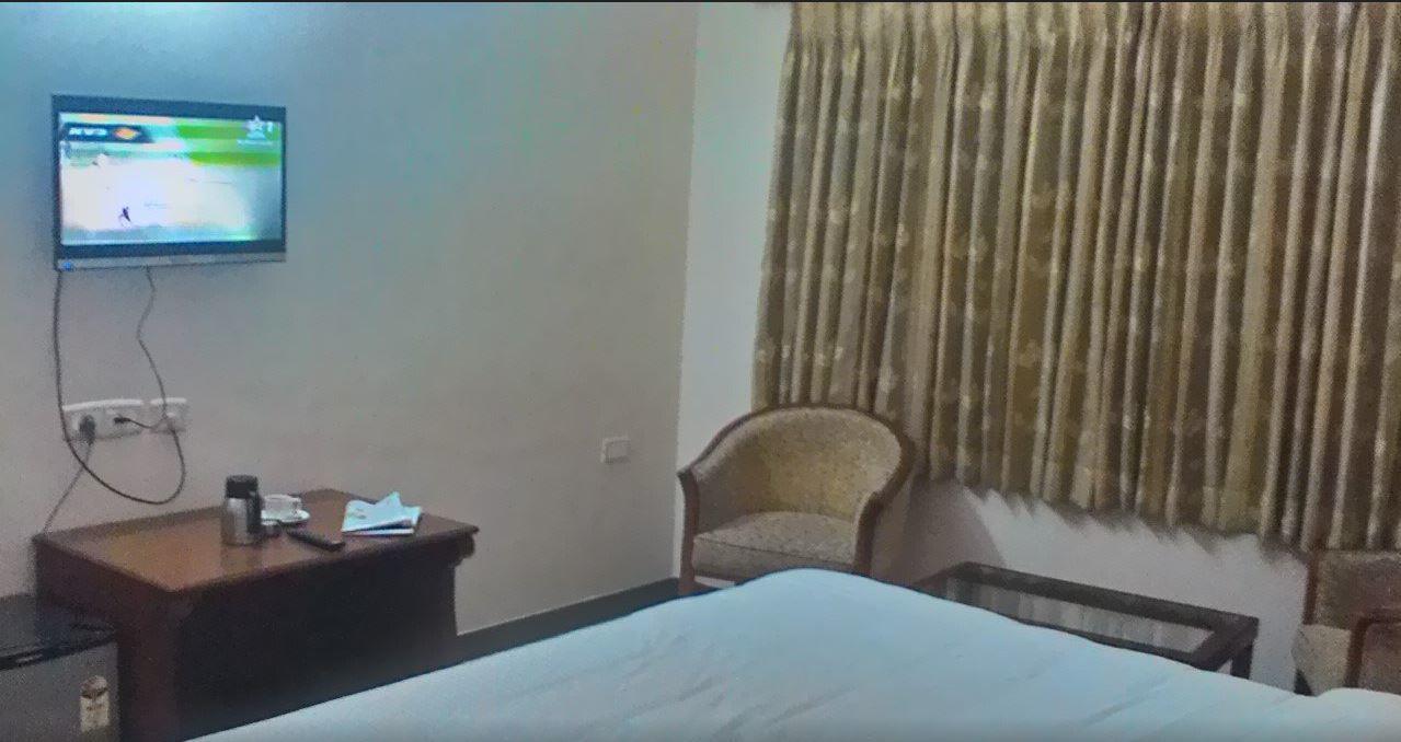 Gayathri Hotels ティルプル エクステリア 写真