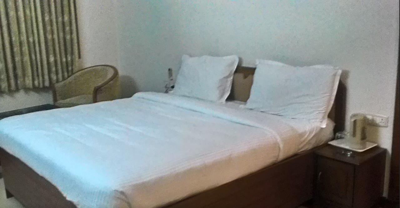 Gayathri Hotels ティルプル エクステリア 写真