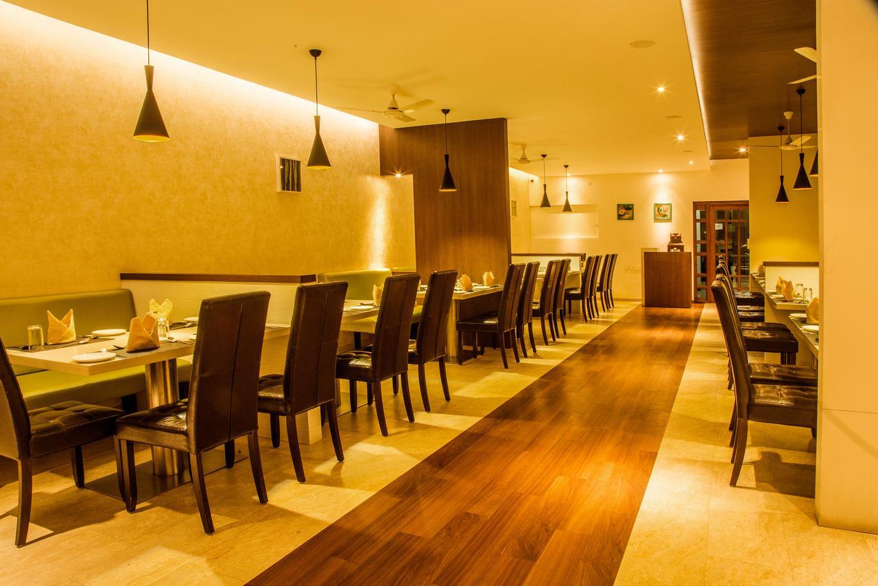 Gayathri Hotels ティルプル エクステリア 写真